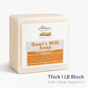 Op de afbeelding: Een dikke, gebroken witte blok geitenmelkzeep van Artisan Soap Supply. Het etiket leest "Goat's Milk Soap" en vermeldt ingredi&euml;nten. Het blok weegt 454 gram en wordt beschreven als vast, dicht en gemakkelijk te snijden.