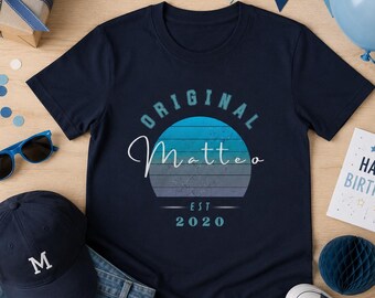 Personalisiertes Geburtstagsshirt Junge mit Namen & Geburtsjahr – Original EST Kinder T-Shirt als individuelles Geburtstagsgeschenk