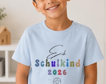 Schulkind Shirt Fußball mit Namen – Personalisiertes Einschulungsshirt 2026 für fußballbegeisterte Kinder