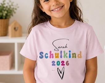 Schulkind Shirt Mädchen mit Namen 2026 – Personalisiertes Einschulung T-Shirt mit Herz Motiv – Outfit für den ersten Schultag