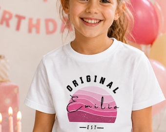 Personalisiertes Geburtstagsshirt Mädchen mit Namen & Geburtsjahr | Original Shirt Geburtstag | Kinder T-Shirt oder Baby Body Rosa