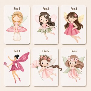 Puede incluir: Seis tarjetas rectangulares con ilustraciones en acuarela de hadas. Fee 1 muestra un hada rubia sobre una seta. Fee 2 muestra un hada de pelo oscuro con ropa de hojas. Fee 3 muestra un hada con vestido rosa. Fee 4 muestra un hada con una varita de estrella. Fee 5 muestra un hada con una flor. Fee 6 muestra un hada con una corona floral.