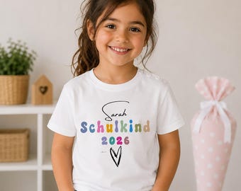 Schulkind Shirt Mädchen personalisiert mit Namen – Einschulung 2026 T-Shirt mit Herzmotiv – Erstklässlerin Outfit erster Schultag Geschenk