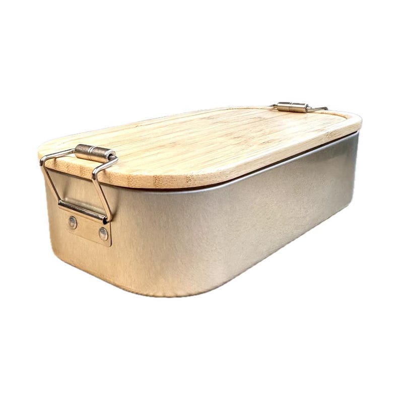 Puede incluir: Una fiambrera rectangular con una base de color plata met&aacute;lico y una tapa de madera de tono claro. La tapa se asegura al recipiente con dos cierres de alambre de metal plateado unidos a los lados, creando una unidad de almacenamiento.