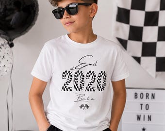 Rennfahrer Kinder T-Shirt personalisiert mit Geburtsjahr – Motorsport Geburtstagsshirt mit Namen – Geschenk für kleine Auto-Fans