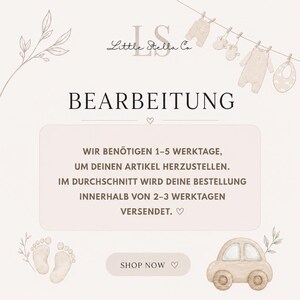 May include: A beige graphic announcement featuring the text BEARBEITUNG, WIR BEN&Ouml;TIGEN 1-5 WERKTAGE, UM DEINEN ARTIKEL HERZUSTELLEN. IM DURCHSCHNITT WIRD DEINE BESTELLUNG INNERHALB VON 2-3 WERKTAGEN VERSENDET. Includes illustrations of baby clothes, footprints, and a car.