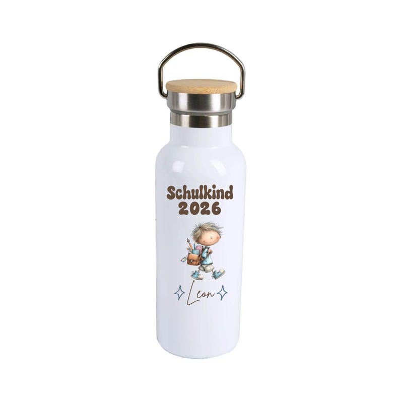 May include: A white water bottle with a silver metal neck and a light brown wooden lid. The bottle features the brown text Schulkind 2026, an illustration of a child with a backpack, and the name Leon in cursive script with small star icons.