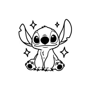 Può includere: Illustrazione in bianco e nero del personaggio Disney Stitch. Il personaggio è seduto con grandi orecchie, grandi occhi e un naso piccolo. Quattro scintille a forma di stella circondano il personaggio.