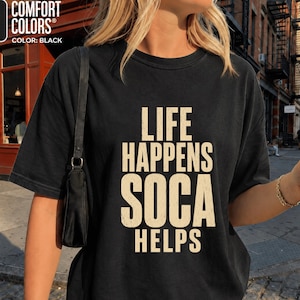 Life Happens Soca Helps Shirt, Geschenk für Karibikmusikliebhaber, Insel-Vibes-T-Shirt