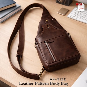 Puede incluir: Bolso bandolera de cuero marrón oscuro con una correa ajustable. El bolso tiene un bolsillo frontal con cremallera y herrajes dorados. El texto "A4-SIZE Leather Pattern Body Bag" está impreso en la parte inferior de la imagen.