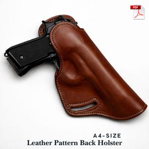 Puede incluir: Una funda trasera de cuero marrón con una pistola negra en su interior. La funda está cosida con hilo blanco y tiene un diseño curvo. El texto "Leather Pattern Back Holster" y "A4-SIZE" está en la parte inferior.