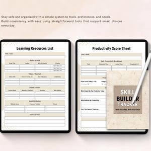Peut inclure: Deux tablettes num&eacute;riques affichant des mod&egrave;les de productivit&eacute; et de ressources d'apprentissage. Un bloc-notes avec le texte "Skill Builder Tracker" et un stylet sont &eacute;galement visibles. Les tablettes sont noires avec des d&eacute;tails blancs et beiges.