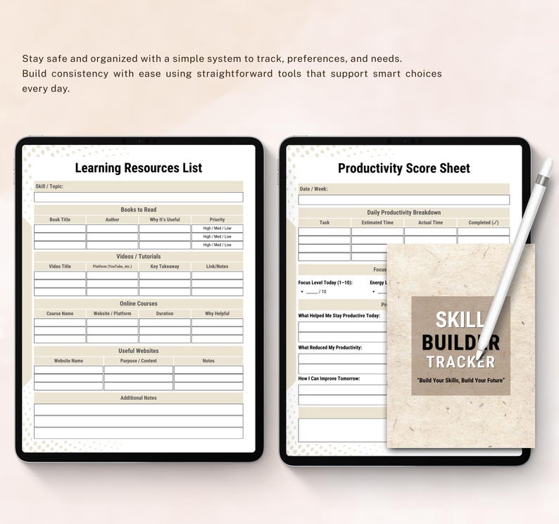 Peut inclure: Deux tablettes num&eacute;riques affichant des mod&egrave;les de productivit&eacute; et de ressources d'apprentissage. Un bloc-notes avec le texte "Skill Builder Tracker" et un stylet sont &eacute;galement visibles. Les tablettes sont noires avec des d&eacute;tails blancs et beiges.