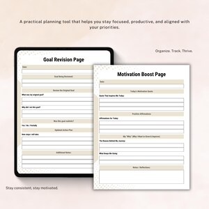 Peut inclure: Une tablette num&eacute;rique affichant une "Page de r&eacute;vision des objectifs" et une "Page d'am&eacute;lioration de la motivation" imprim&eacute;e. Les pages proposent des questions pour l'auto-r&eacute;flexion et la d&eacute;finition d'objectifs. Le texte comprend "Organize. Track. Thrive." et "Stay consistent, stay motivated."