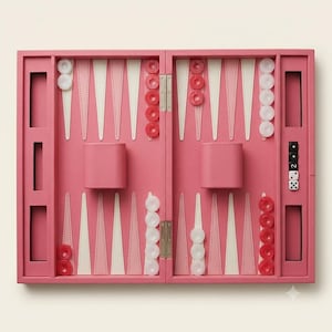 Può includere: Una tavola da backgammon rosa con una superficie testurizzata e punte triangolari bianche e rosa chiaro. Il set include pedine circolari bianche e rosse disposte sulla tavola, insieme a due dadi neri che mostrano i numeri due e cinque.
