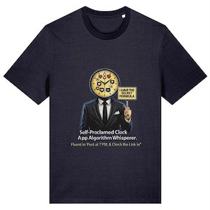 Puede incluir: Camiseta azul marino con un gráfico de una persona con una cara de reloj, vestida con un traje y sosteniendo un cartel que dice "I HAVE THE SECRET FORMULA". El texto de abajo dice "Self-Proclaimed Clock App Algorithm Whisperer."