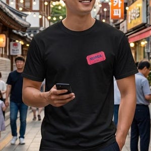 Maglietta con scritta verticale "Seoul Korea" / Toppa "Hello" coreana da indossare sul petto