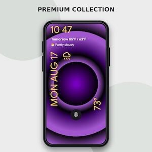 Könnte beinhalten: Ein Smartphone mit einer digitalen Benutzeroberfläche und dem Text PREMIUM COLLECTION oben. Der Bildschirm zeigt einen violetten Farbverlauf mit einem dunklen Kreis in der Mitte, der die Uhrzeit 10:47, das Datum MON AUG 17 und 73° anzeigt.