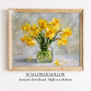 Pode incluir: Pintura emoldurada de um buquê de narcisos amarelos em um frasco de vidro transparente. A pintura tem um estilo suave e impressionista com um fundo cinza claro e branco. A moldura é de cor marrom claro. O texto "SUNFLOWER HOLLOW" está na parte inferior.