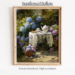 Può includere: Dipinto incorniciato di una scena di festa del tè in giardino. Un tavolino rotondo è apparecchiato con una teiera, tazze e pasticcini. Un cesto di fiori è vicino. Il dipinto presenta ortensie blu e viola e il testo "SunflowerHollow".
