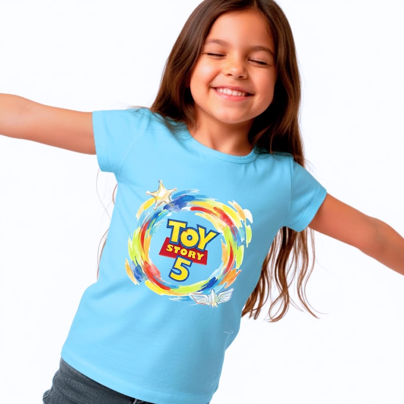 Pu&ograve; includere: Una maglietta azzurra con il logo "Toy Story 5" in un design circolare colorato. La maglietta ha maniche corte ed &egrave; realizzata in un materiale morbido. Il design include una stella, un'ala e il testo "Toy Story 5".