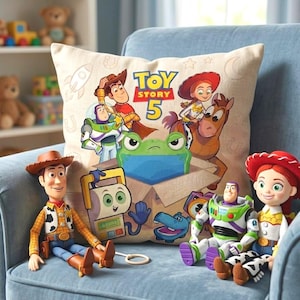 Pu&ograve; includere: Un cuscino decorativo con il testo "TOY STORY 5" e illustrazioni di personaggi. L'immagine presenta anche bambole di Woody, Buzz Lightyear e Jessie, insieme ad altri personaggi di Toy Story.
