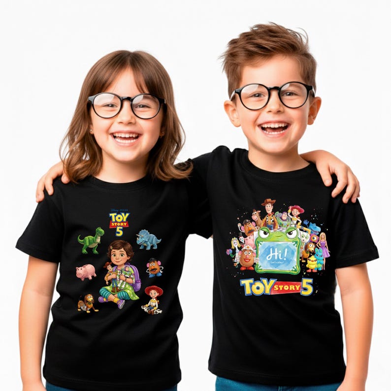 以下が含まれることがあります： 2人の子供が、トイ・ストーリー5のキャラクターが描かれた黒いTシャツを着ています。1枚のシャツにはジェシー、恐竜、その他のキャラクターが描かれています。もう1枚のシャツには、「Hi!」という文字とトイ・ストーリー5のロゴが入ったキャラクターのグループが描かれています。