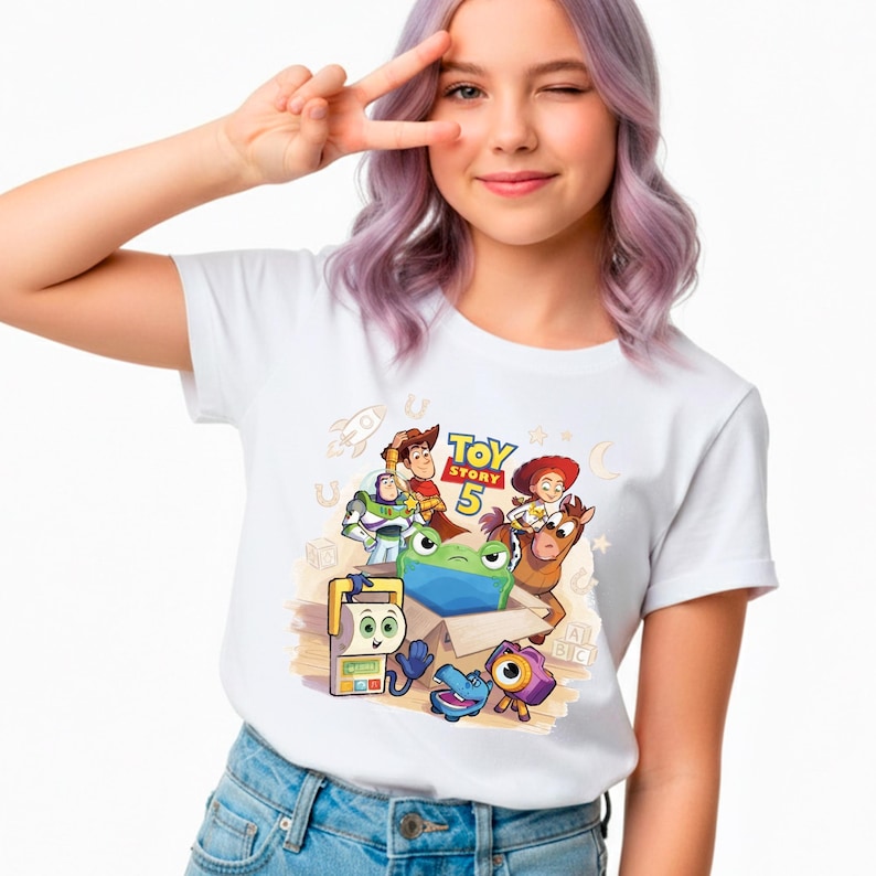 Pu&ograve; includere: T-shirt bianca con una grafica colorata dei personaggi del film "Toy Story 5". Il design include Woody, Buzz Lightyear, Jessie e altri personaggi. La maglietta &egrave; abbinata a jeans blu.