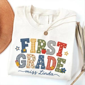 Comfort Colors® T-shirt för första klass, personlig t-shirt med lärarnamn, t-shirt med konstgjord lapptäcke för första klass