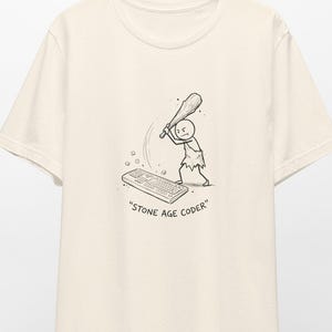 Maglietta con l'uomo delle caverne che spacca la tastiera mentre programma / Maglietta divertente per programmatori