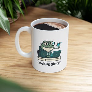 Divertente tazza da debugger a forma di rana / Tazza da caffè per programmatori / Regalo umoristico per informatici e appassionati di tecnologia IT immagine 9