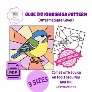 以下が含まれることがあります： BLUE TIT KINUSAIGA PATTERN (Intermediate Level)というタイトルのデジタルクラフトパターン。アオガラのカラーイラスト、白黒の線画、PDFアイコン、ダウンロードバッジ、および3 SIZESというテキストが含まれています。