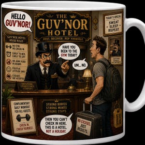 Könnte beinhalten: Ein weißer Keramikbecher mit einer detaillierten Illustration einer Hotelempfangsszene. Ein Mann mit Zylinder zeigt auf einen Gast mit Rucksack. Der Text umfasst "Hello Guv'nor!", "The Guv'nor Hotel", "Have you been to the gym today?", "Um... no." und "No excuses. Just results."