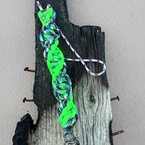 Búho Celestial: un aire místico y cósmico con detalles multicolores.