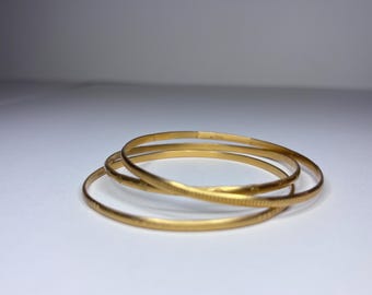 Satya vergulde stapelarmbanden: set van drie, gegraveerd detail, gesigneerd