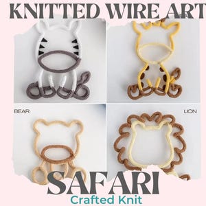 Puede incluir: Arte de alambre tejido que presenta un cebra, una jirafa, un oso y un león. Cada animal está hecho de alambre e hilo, con detalles como rayas y manchas. La palabra "SAFARI" se muestra, con "Crafted Knit" debajo.