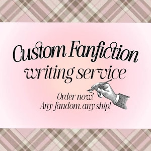 Può includere: Uno sfondo rosa con il testo "Custom Fanfiction writing service". Sotto il testo c'è un disegno di una mano che tiene una penna. È incluso anche il testo "Order now! Any fandom, any ship!"