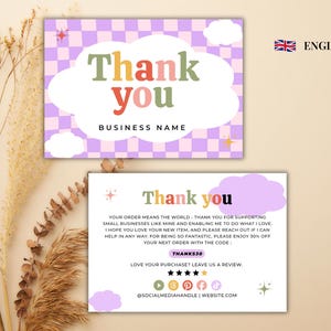 Peut inclure: Deux cartes de remerciement rectangulaires avec un motif à carreaux violet et blanc, des formes de nuages blancs et des icônes d'étoiles. Les cartes affichent le texte Thank you, Business Name et des informations de service client.