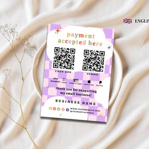 Peut inclure: Un panneau de paiement rectangulaire avec un motif à carreaux violet clair et rose et des accents en forme de nuages blancs. Il affiche deux codes QR pour Cash App et Venmo, des icônes de paiement, le texte payment accepted here et des contacts.