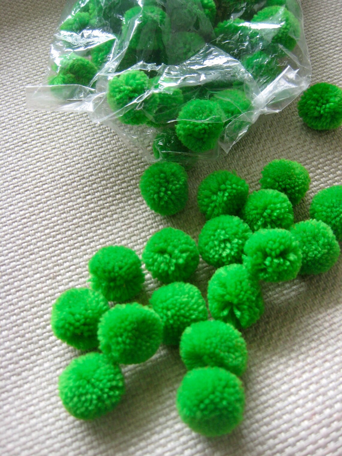 100 bright green pom pomPompom Balls 20mmPompoms Fluffy Pom Etsy
