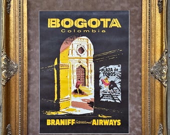 Originales Reiseplakat von Braniff International Airways aus Bogotá, Kolumbien, ca. 1960–1965 | Gerahmte Luftfahrtkunst der Jet-Ära | Plaza de Toros | 34 x 41 cm