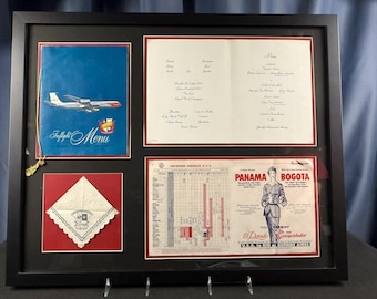 Gerahmte Braniff El Dorado Sammlung, ca. 1957–62 – Bordmenü, Getränkeserviette und Flugplan, Ausstellungsstück zur Geschichte der Fluggesellschaft