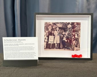 Meinhardt Raabe signiertes Foto – Autogramm des Munchkin-Gerichtsmediziners aus „Der Zauberer von Oz“ in 11x14 Schattenbox mit Rubinschuhen – Gerahmtes Film-Memorabilia
