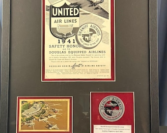 Braniff Airways/United Airlines-Anzeige aus einer Luftfahrtzeitschrift von 1942, gerahmt mit Love Field-Postkarte und Gepäckaufkleber