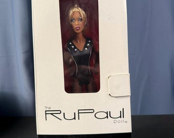 Vintage RuPaul Puppe von 2005, hergestellt von Jason Wu (Integrity Toys) – 33 cm große Promi-Modepuppe, neuwertig in Originalverpackung, Star-Leotard, Drag-Queen-Sammlerstück