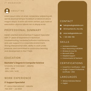 Puede incluir: Una plantilla de currículum con fondo beige y texto marrón oscuro. El currículum es para Kevin Zhang, un gerente de TI, e incluye secciones para Acerca de mí, Resumen profesional, Educación, Experiencia laboral, Contacto, Habilidades, Certificaciones e Idiomas.