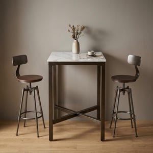 Könnte beinhalten: Ein quadratischer Stehtisch mit weißer Marmorplatte und dunklem Metallrahmen, flankiert von zwei passenden Barhockern. Jeder Hocker verfügt über eine runde Sitzfläche aus dunklem Holz, eine geschwungene Rückenlehne und ein Metallgestell.