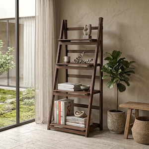 Puede incluir: Una estantería de madera marrón oscuro apoyada en la pared, con varios estantes. Los estantes contienen libros, revistas, un cuenco pequeño, una taza y objetos decorativos. Una planta en maceta y una cesta de mimbre están cerca.