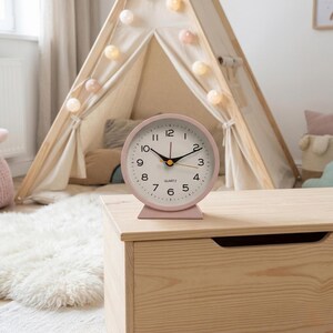Silent Analog Alarm Clock Retro Bedside Desk Clock Vintage Small Nightstand Table Clock with Night Light for Bedroom Decor Pink
