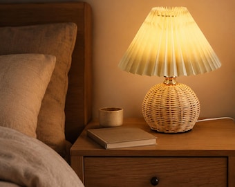 Rotan tafellamp met geplooide lampenkap, Japandi bedlamp, boho cottagecore nachtkastjelamp, Koreaanse stijl USB-lamp